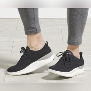 NEW Skechers Ladies Slip-Into Athletic Shoes “Brand New in Box”